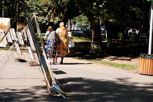 'I live art', tells daughter Anna. Now she has to take care of her mum  (Armenia, 2018)